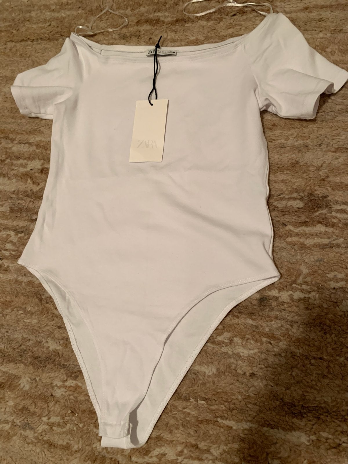 Nieuwe witte Zara off-shoulder bodysuit maat L, Kleding | Dames, Tops, Wit, Maat 42/44 (L), Nieuw, Ophalen of Verzenden
