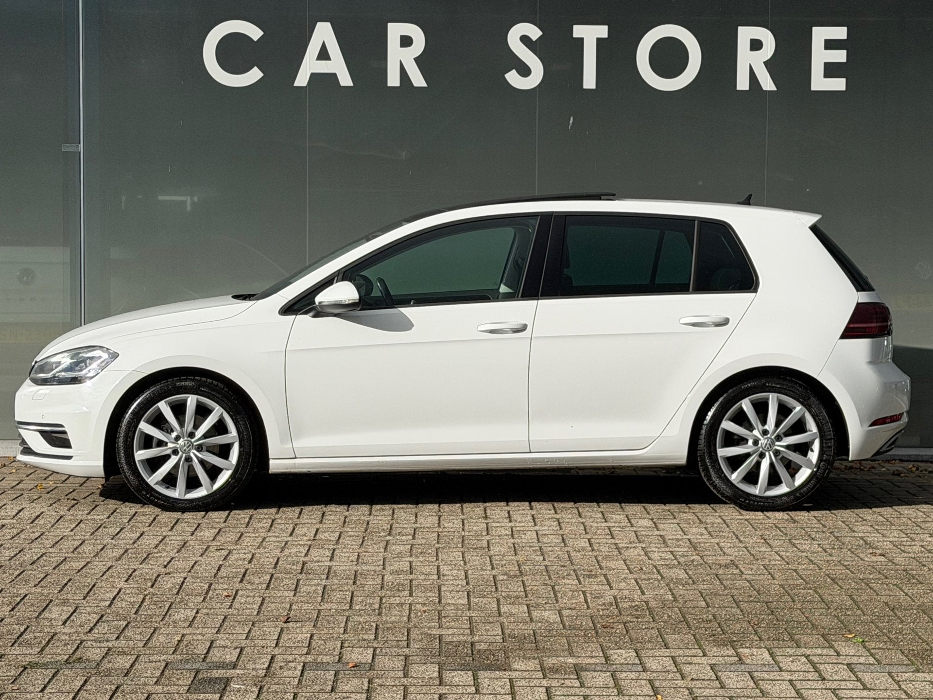 Volkswagen Golf 1.5 TSI Highline Business R Virtual / Pano /, Auto's, 4 cilinders, 150 pk, Alcantara, Wit
