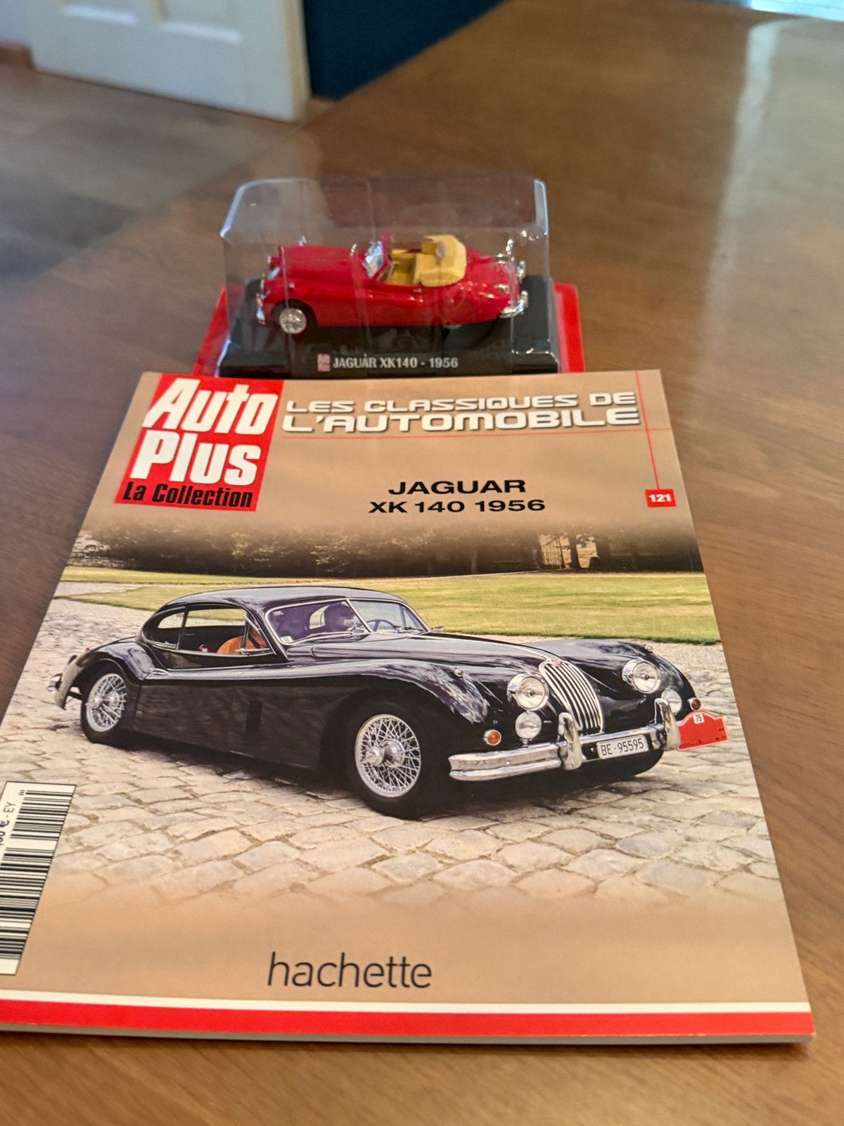 Jaguar XK140 1956 schaalmodel met Auto Plus magazine, Ophalen of Verzenden, Nieuw, Auto, Overige merken