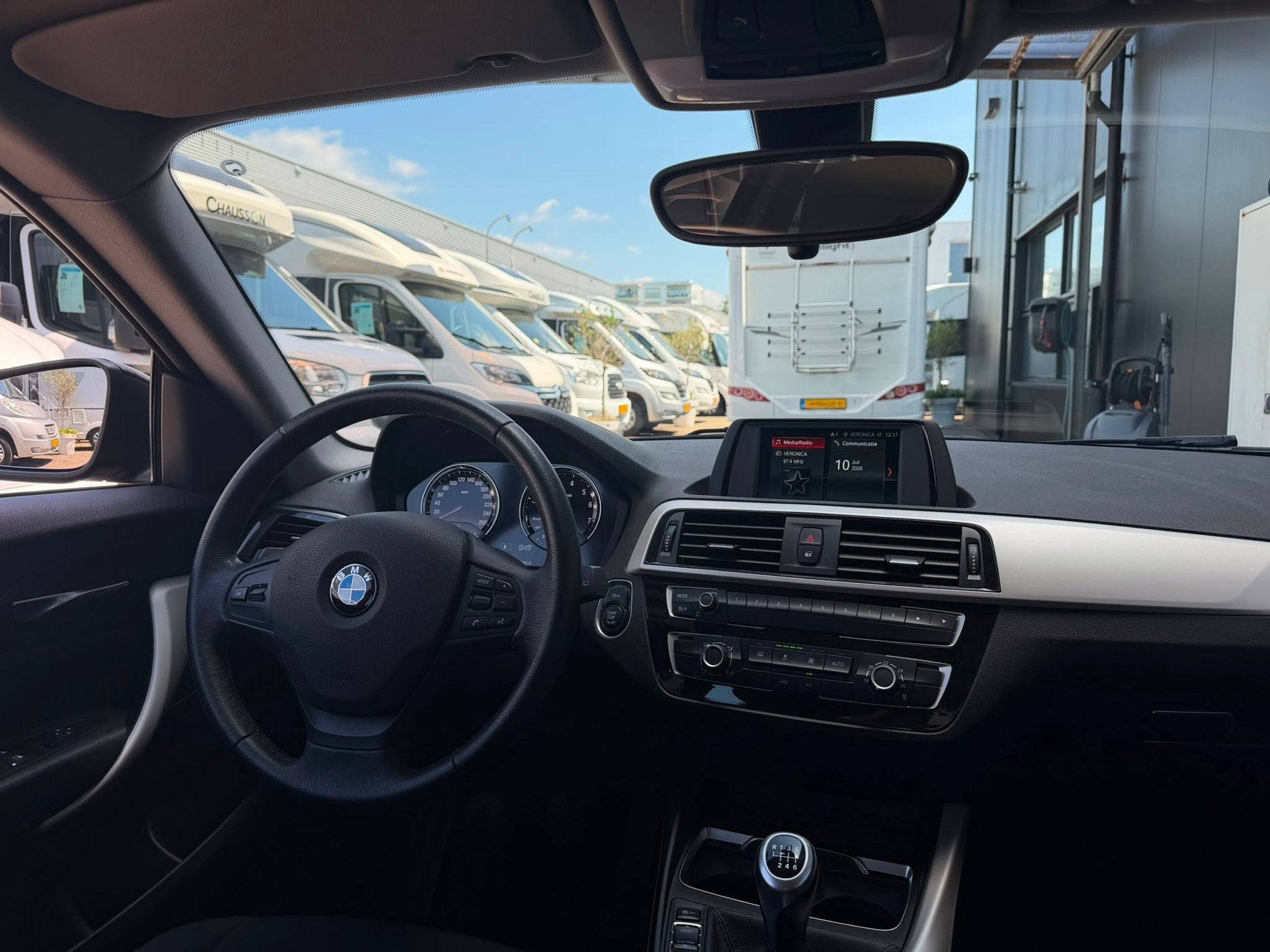 BMW 1-serie 118i l DIGITALE COCKPIT l MULTIMEDIA l AIRCO l B, 1-Serie, Gebruikt, 4 stoelen, Zwart