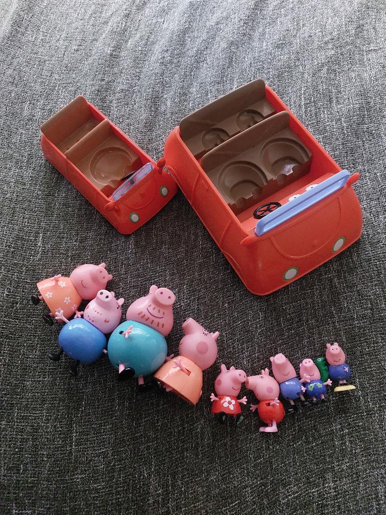 Peppa Pig 2 auto's & 9 figuurtjes /2 cars & 9 figures, Ophalen of Verzenden, Zo goed als nieuw