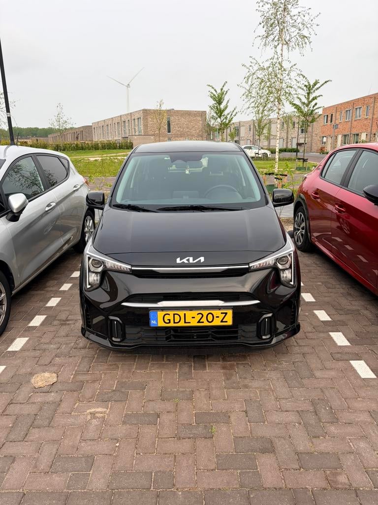 Private Lease Kia Picanto 1.0 DPi 63pk 4-zits AMT 2024 Zwart, Auto's, Kia, 4 stoelen, Zwart, Origineel Nederlands, 19 km/l