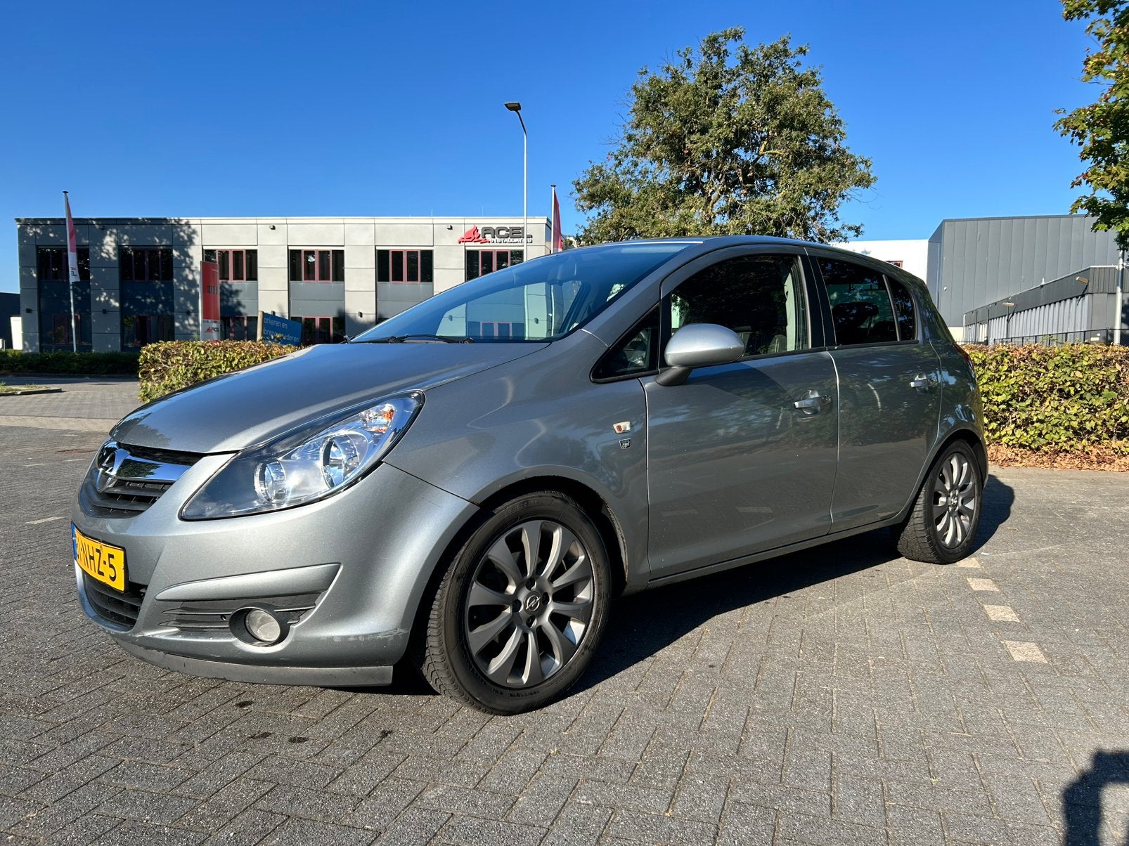 Opel Corsa 1.2 16V 5D 2010 Grijs, Voorwielaandrijving, 4 cilinders, 1229 cc, 49 €/maand