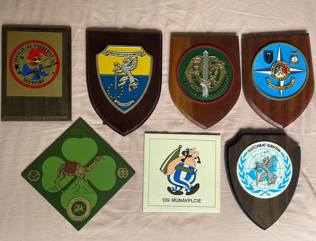 5 militaire wapenschilden en 2 tegels oa van Seedorf, Verzamelen, Militaria | Algemeen, Ophalen of Verzenden, Landmacht, Nederland