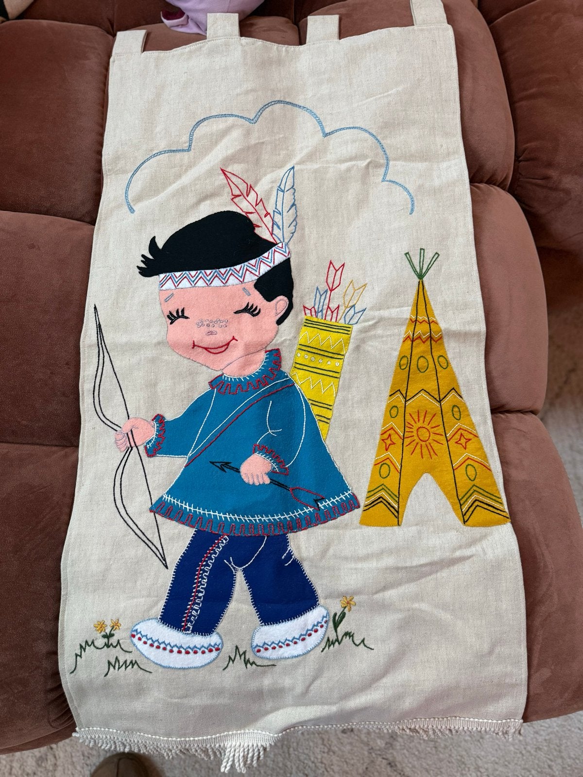 Vintage wandkleedje Indiaan jongen met boog en tipi, Ophalen of Verzenden, Gebruikt