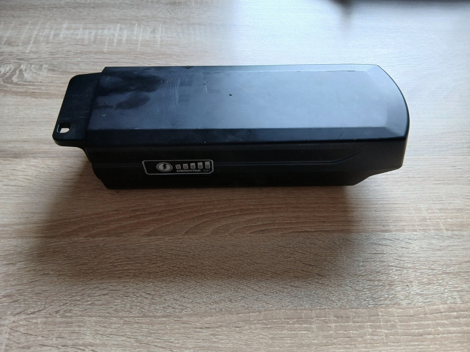 te koop accu en lader voor giant elektrische fiets 3 pins, Fietsen en Brommers, Fietsaccessoires | Fietsaccu's, Zo goed als nieuw