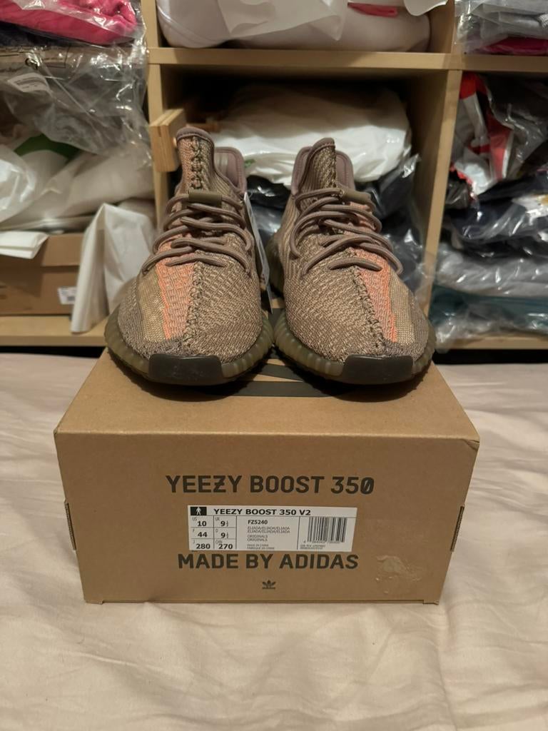 Adidas Yeezy 350 Sand Taupe meerdere maten (prijs per maat), Bruin, Sportschoenen, Nieuw, Ophalen of Verzenden