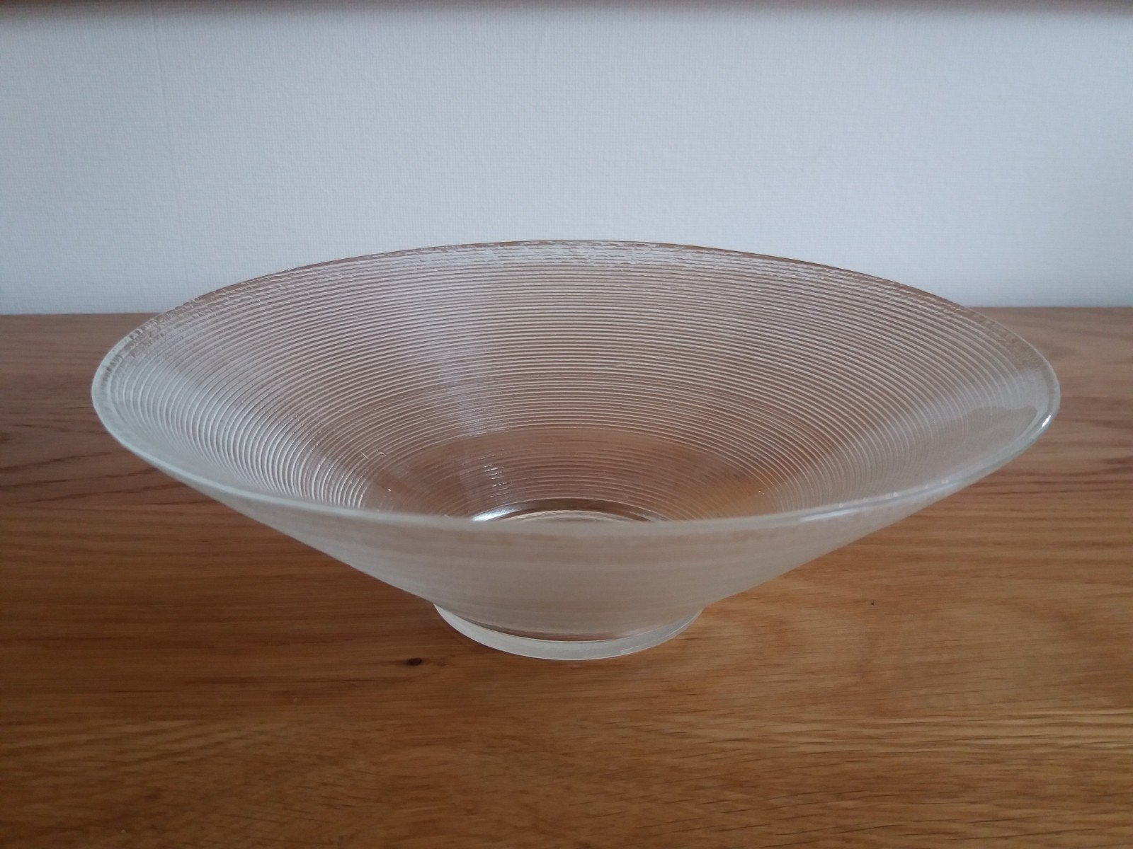 Glazen schaal met ribbel.
Leuk voor het decoreren., Schaal, Rond, Ophalen of Verzenden, Glas
