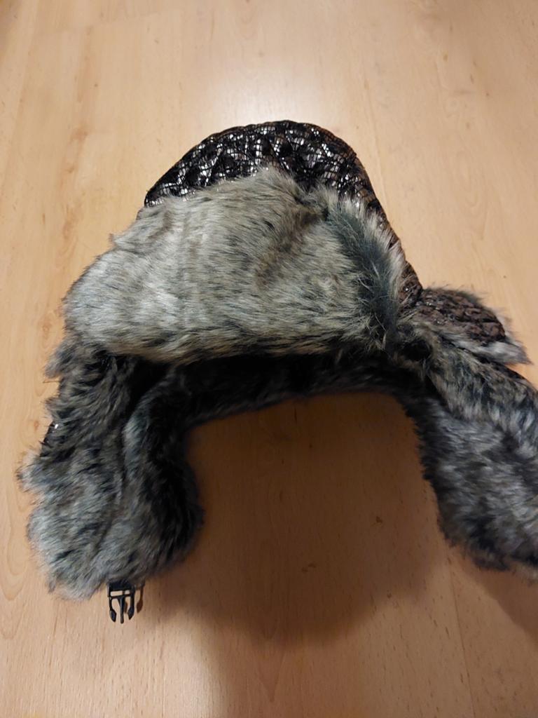 2 warme mutsen 1 goud  en 1 zilverkleurig, Ophalen of Verzenden, Nieuw, One size fits all