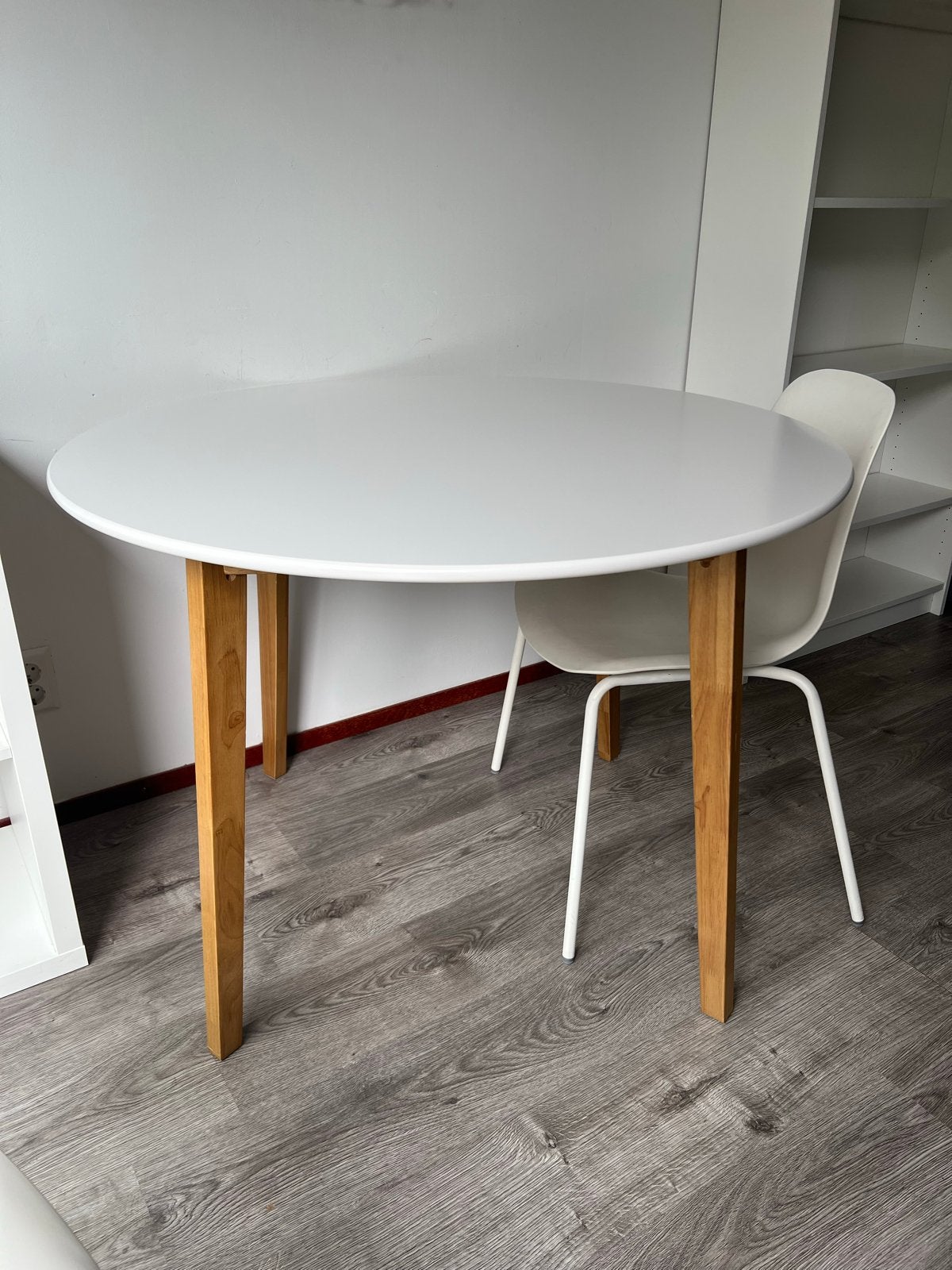 Jysk eettafel met 2 Ikea stoelen, Ophalen, Gebruikt, 100 tot 150 cm, Rond
