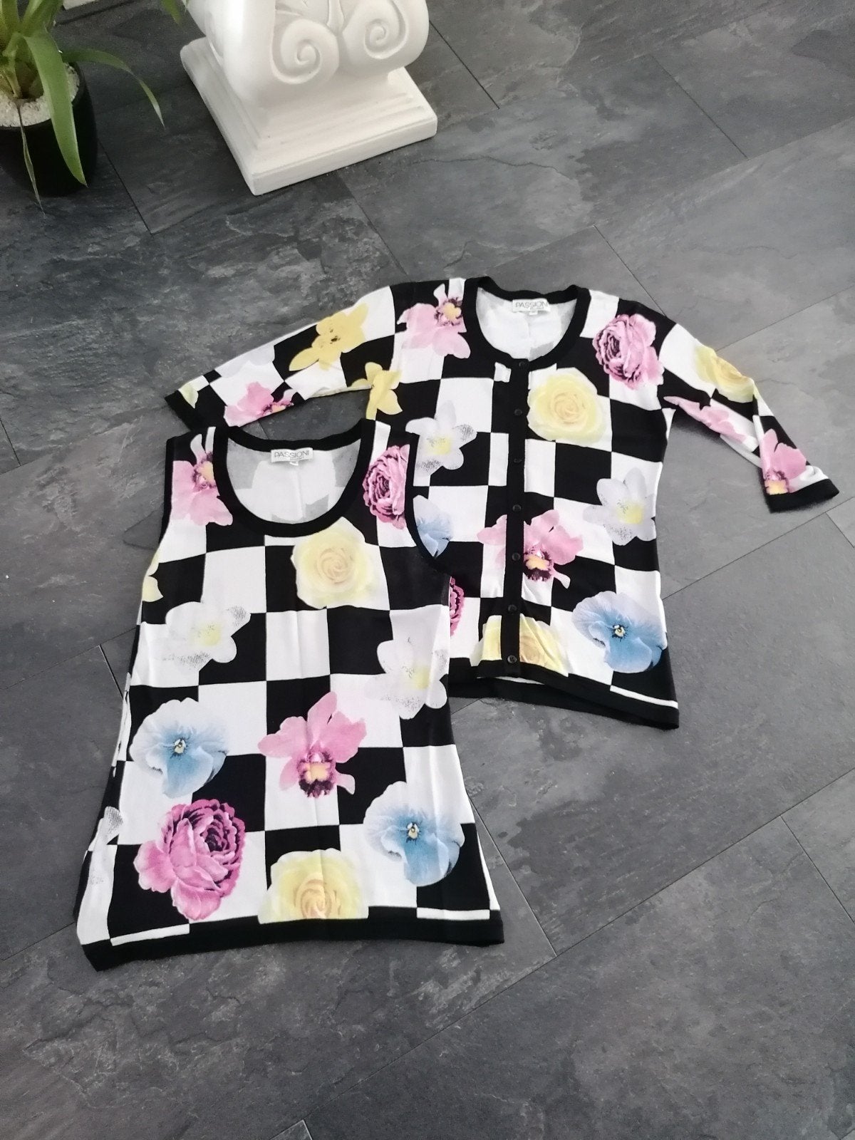 Passioni Düsseldorf geruite set met bloemenprint, Kleding | Dames, Truien en Vesten, Maat 38/40 (M), Zwart, Ophalen of Verzenden