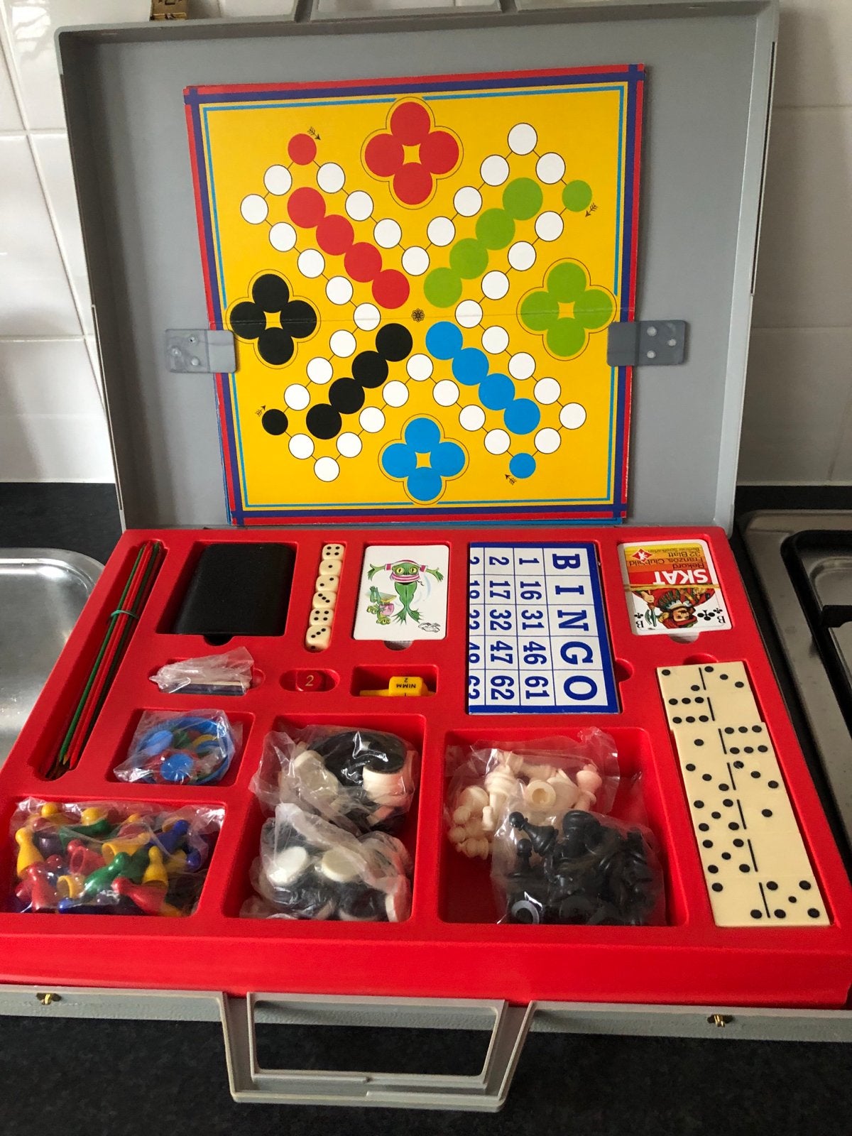 Grote spelletjeskoffer met diverse bordspellen en meer, Hobby en Vrije tijd, Drie of vier spelers, Ophalen, Gebruikt, Reisspel