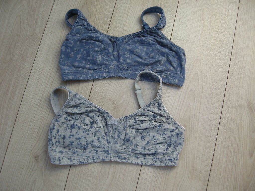 Leuk bloemtjes 2 st zgan BHs BPC 90 D 3 haakjes samen €25,-, Ophalen of Verzenden, Blauw, BH