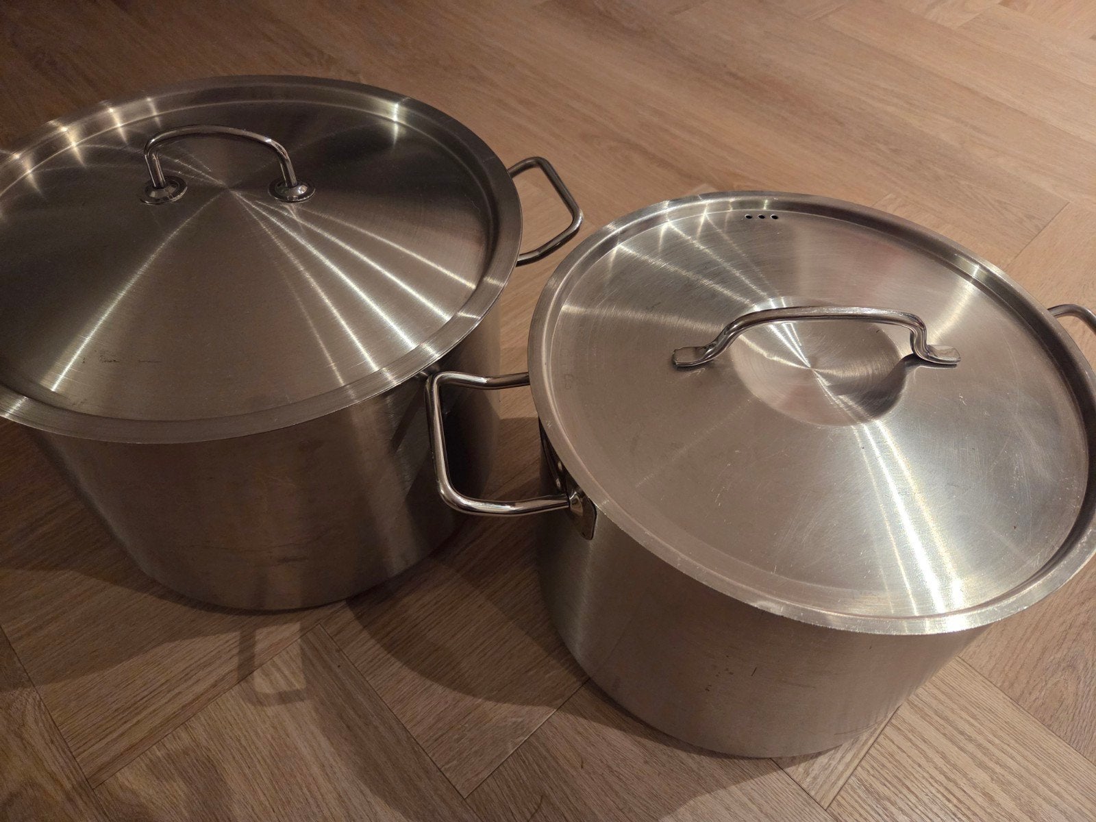 2 pannen; ca. 14 Liter en ca. 12 Liter inhoud, Gebruikt, Pannenset, Ophalen of Verzenden, Rvs