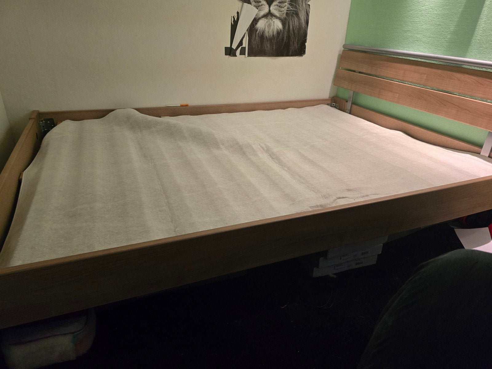 Foto 2 van Tweepersoonsbed met houten frame.