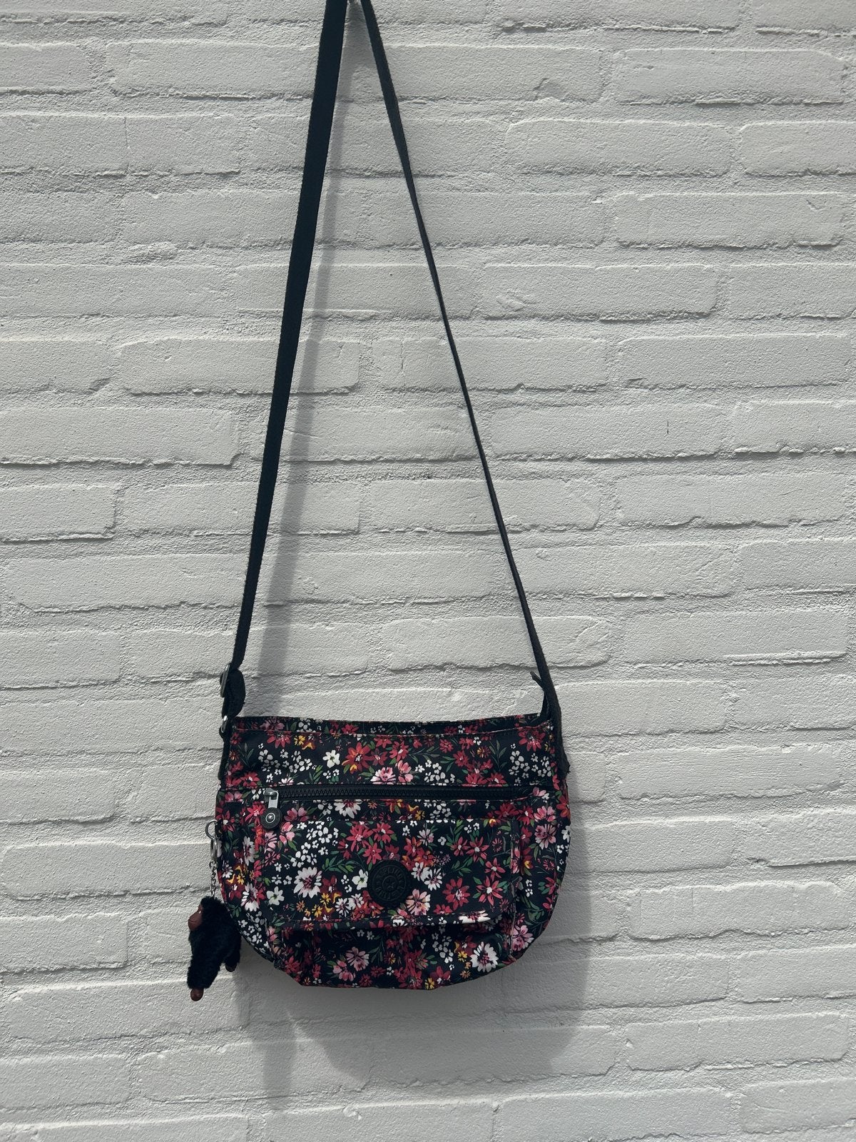 Kipling Damestas met Bloemenprint en Aapje - Zo goed als nie, Ophalen of Verzenden, Zo goed als nieuw, Zwart, Schoudertasje