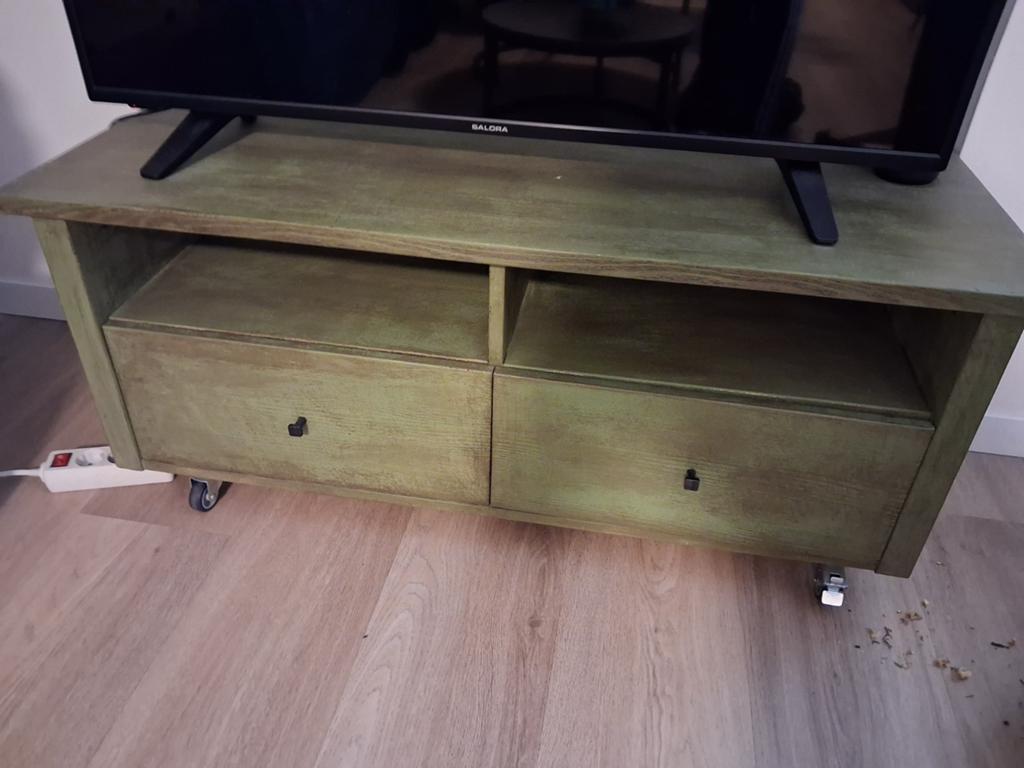 Groen houten tv-meubel met lades op wieltjes, Huis en Inrichting, Kasten | Televisiemeubels, Gebruikt, Modern, industrieel, 100 tot 150 cm