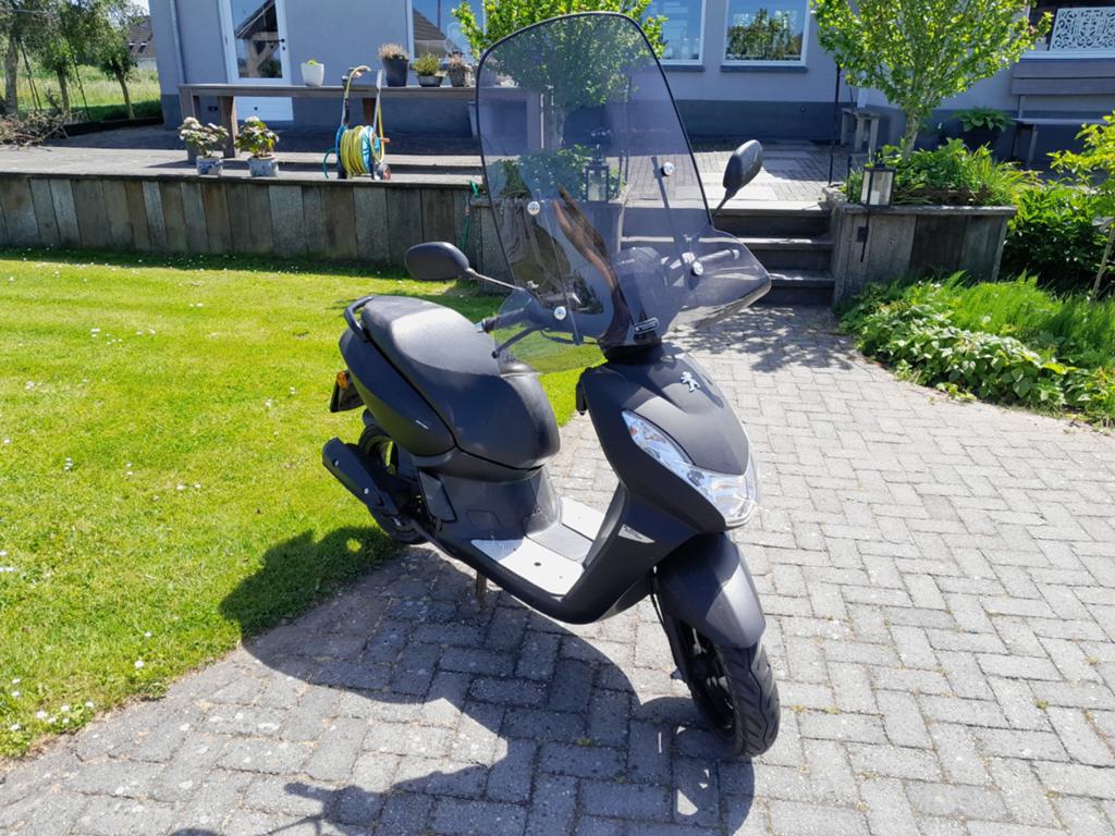 Peugeot Kisbee black edition, Fietsen en Brommers, Ophalen of Verzenden, Zo goed als nieuw, Benzine, Overige modellen