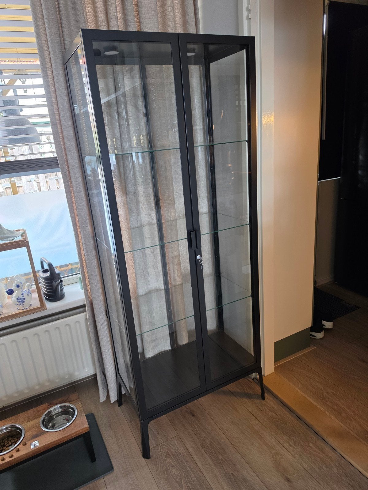Vitrinekast stalen frame zwart (Ikea), Huis en Inrichting, Woonaccessoires | Kamerschermen, Ophalen, Zo goed als nieuw