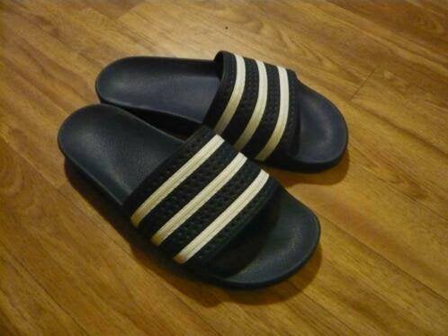 gratis zo goed als nieuwe adidas slippers adilette, Slippers, Overige kleuren, Ophalen of Verzenden, Zo goed als nieuw