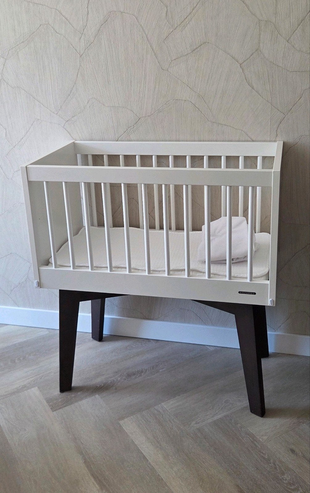Kidsmill Sixties Oatmeal Wieg 80x40 met Aerosleep matras, Ophalen, Zo goed als nieuw, Wieg