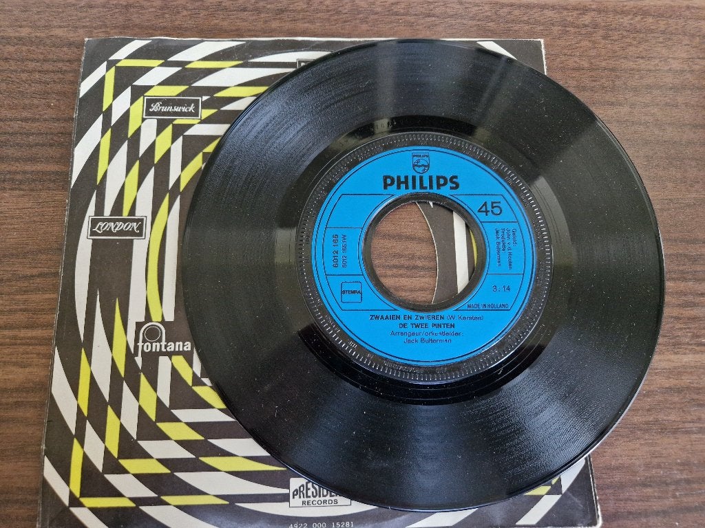 De Twee Pinten – Zwaaien En Zwieren / Van M'n Schoenen Tot M, 7 inch, Ophalen of Verzenden, Zo goed als nieuw, Nederlandstalig