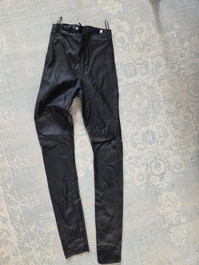 Zwarte nepleren broek maat 34 met rits aan achterkant, Kleding | Dames, Broeken en Pantalons, Zwart, Ophalen of Verzenden, Maat 34 (XS) of kleiner