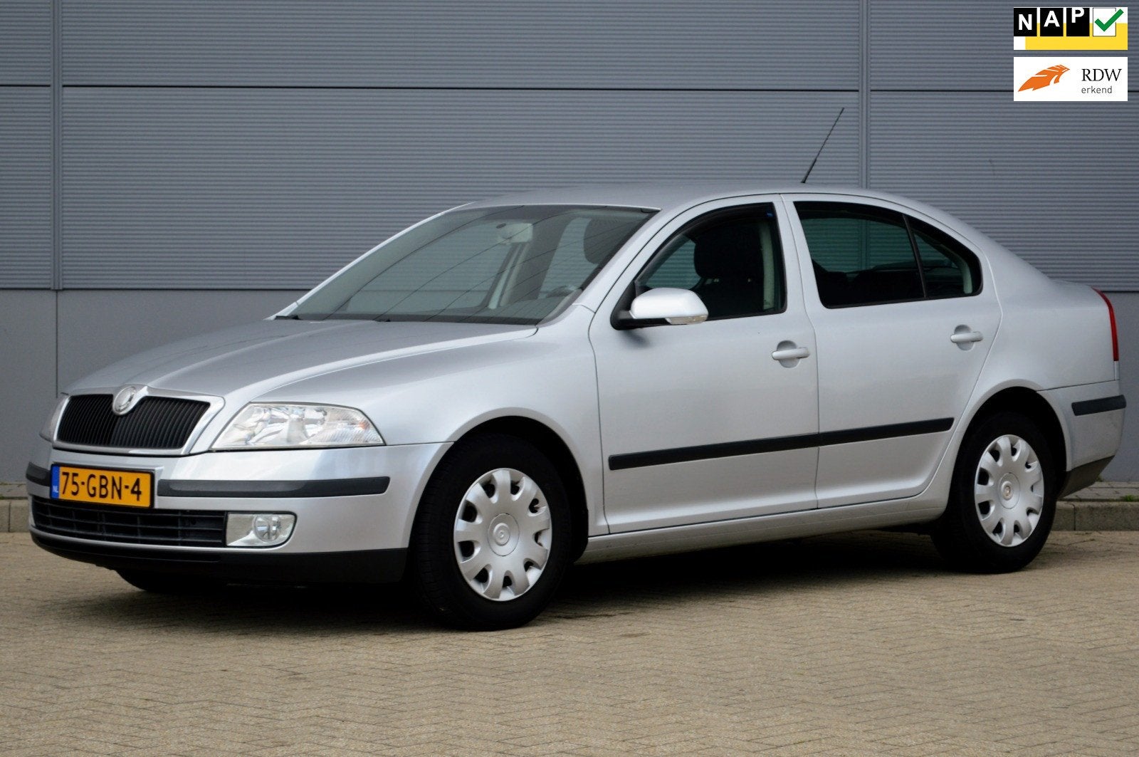 Skoda Octavia 1.6 FSI Ambiente, Auto's, Gebruikt, 4 cilinders, 116 pk, Origineel Nederlands