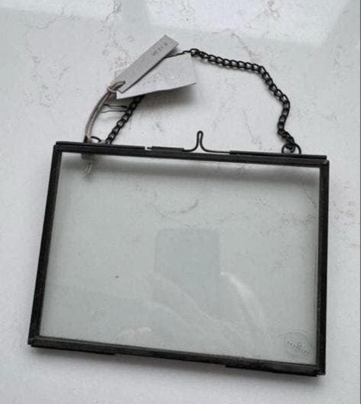YAYA HOME Fotolijstje met ketting - Zwart metaal, Huis en Inrichting, Ophalen of Verzenden, Nieuw, Metaal of Aluminium, Minder dan 50 cm