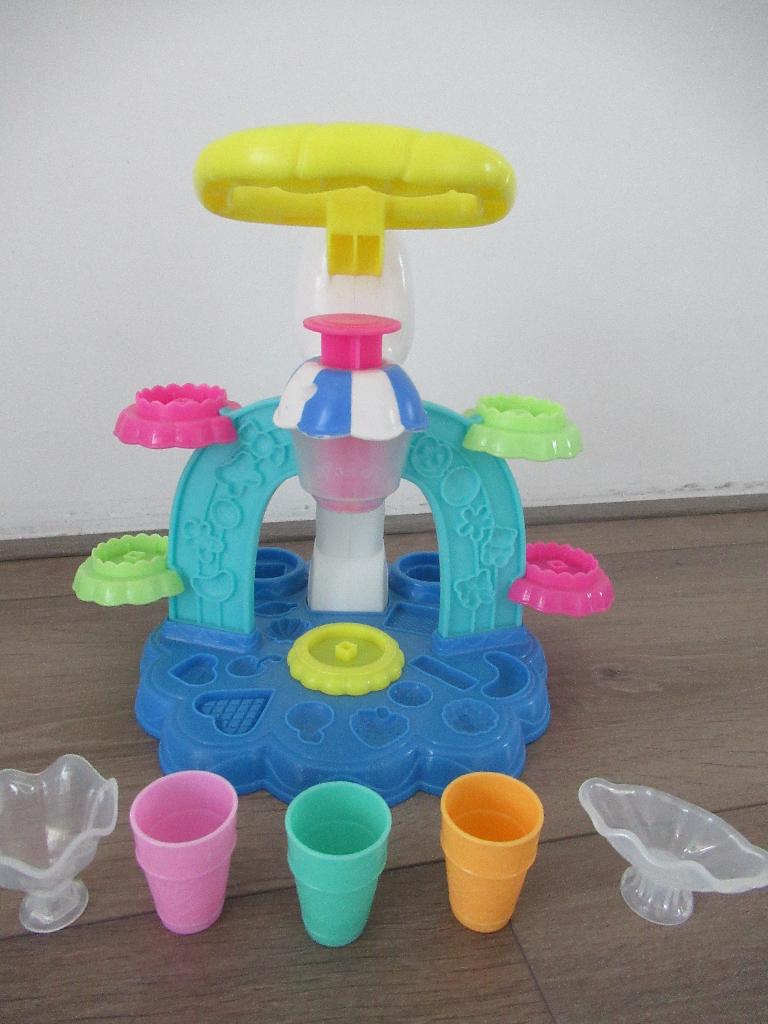 Playdoh ijsmachine met ijsbekertjes, Ophalen of Verzenden, Zo goed als nieuw, Knutselen