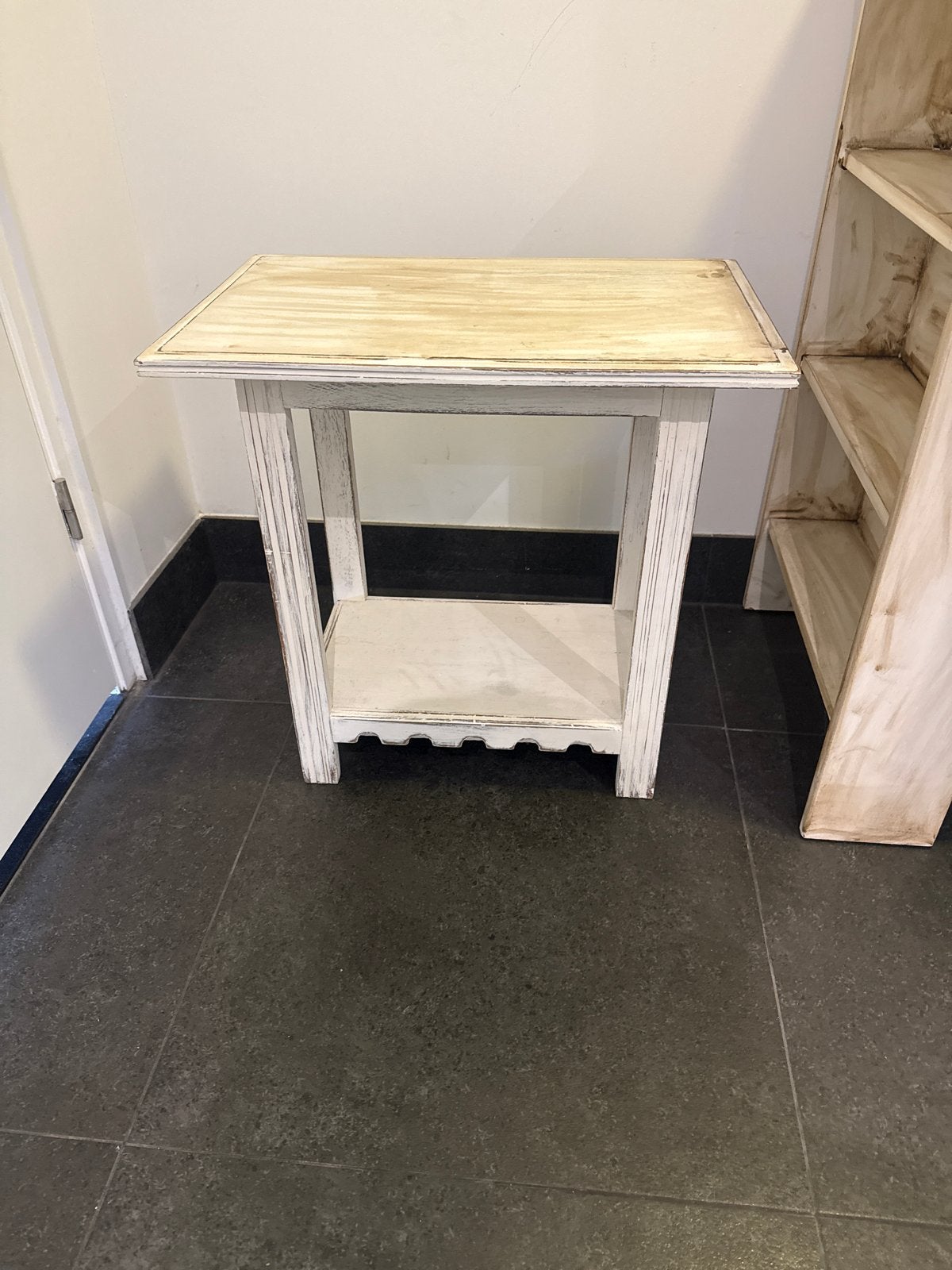 Bijzettafel wit/beige 57 cm hoog brocante, Huis en Inrichting, Tafels | Bijzettafels, 45 tot 60 cm, Minder dan 55 cm, Gebruikt