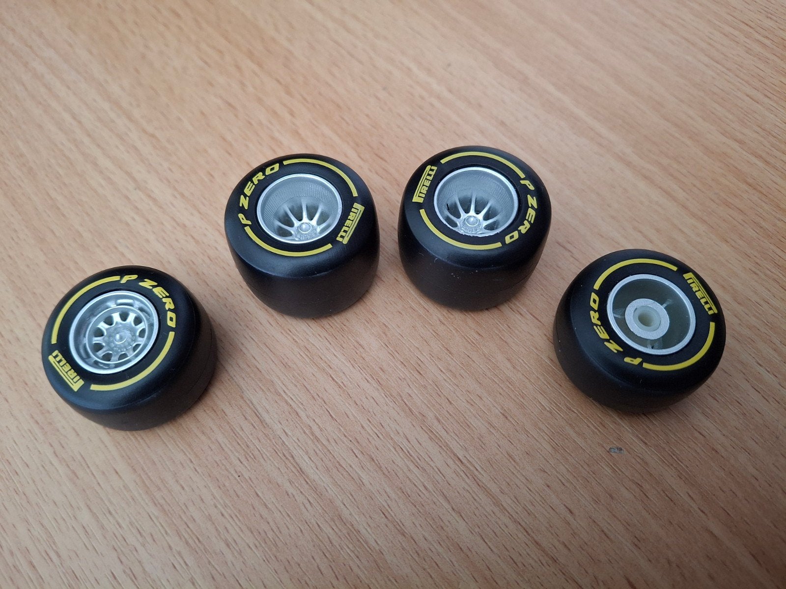 Set Pirelli wielen medium banden F1 Bburago 1:24, Ophalen of Verzenden, Zo goed als nieuw, Formule 1