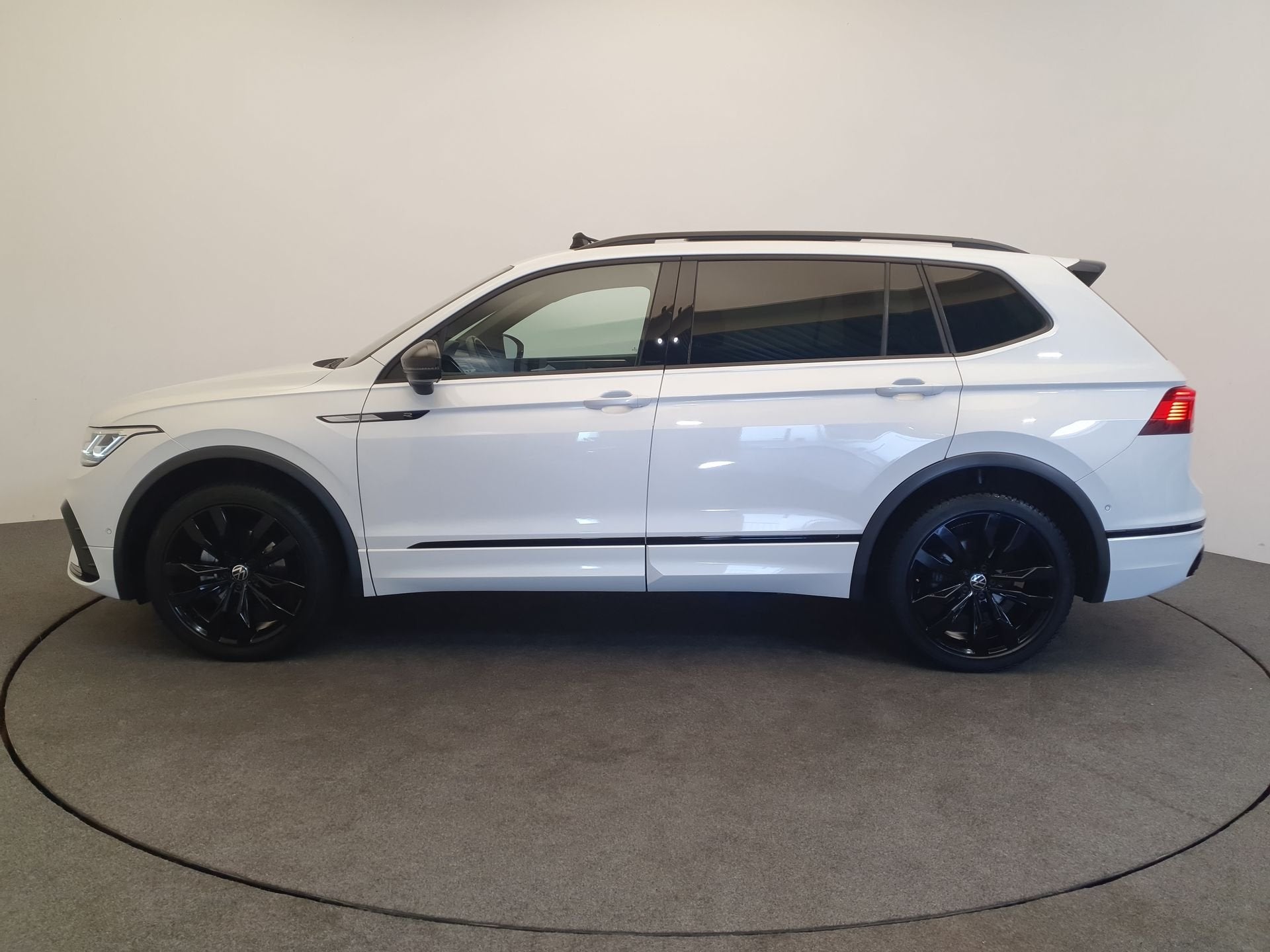 Volkswagen Tiguan Allspace 1.5 TSI R-Line Panorama dak, Trek, Auto's, Stof, Wit, Bedrijf, Verwarmde buitenspiegels