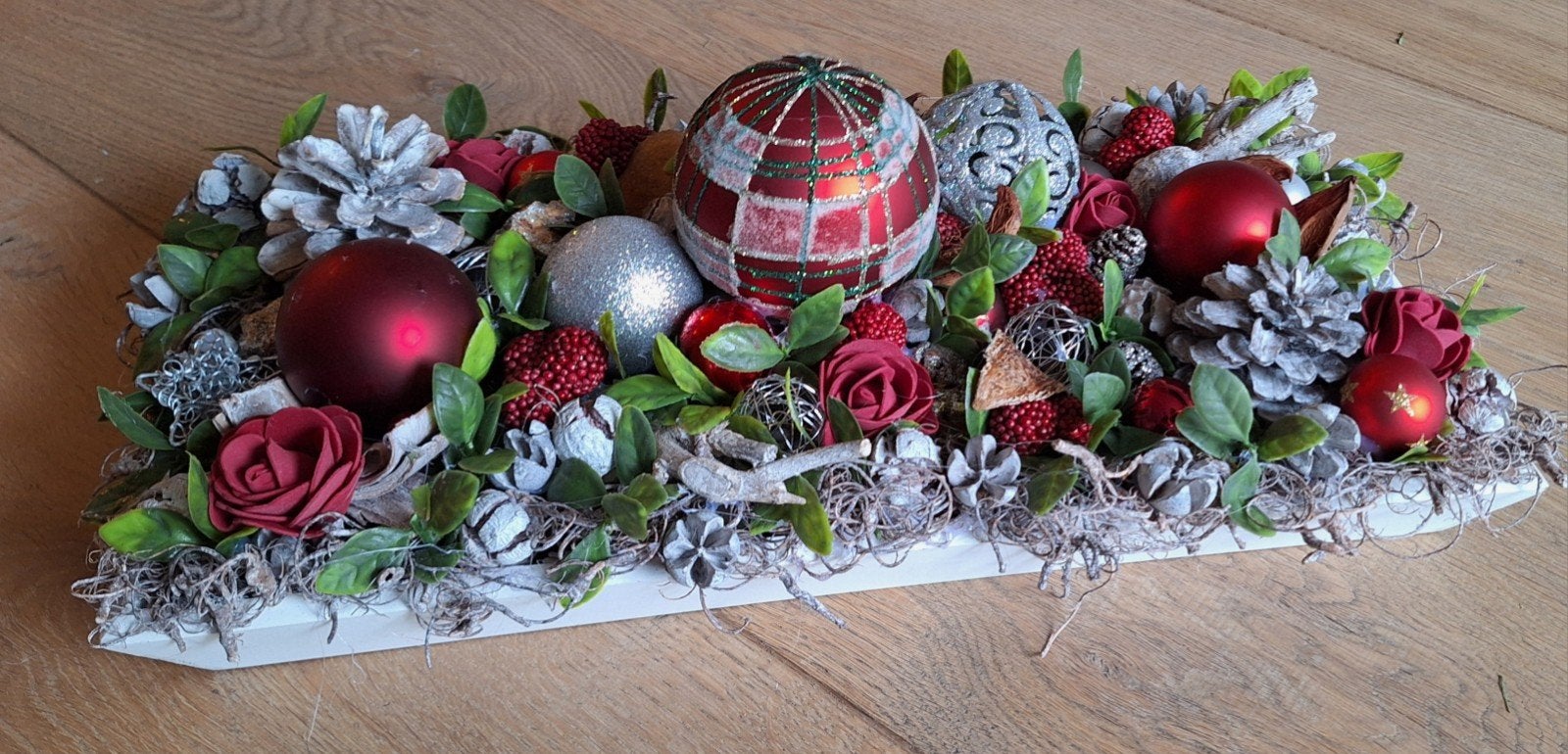 Rode handgemaakte kerstdecoratie., Ophalen