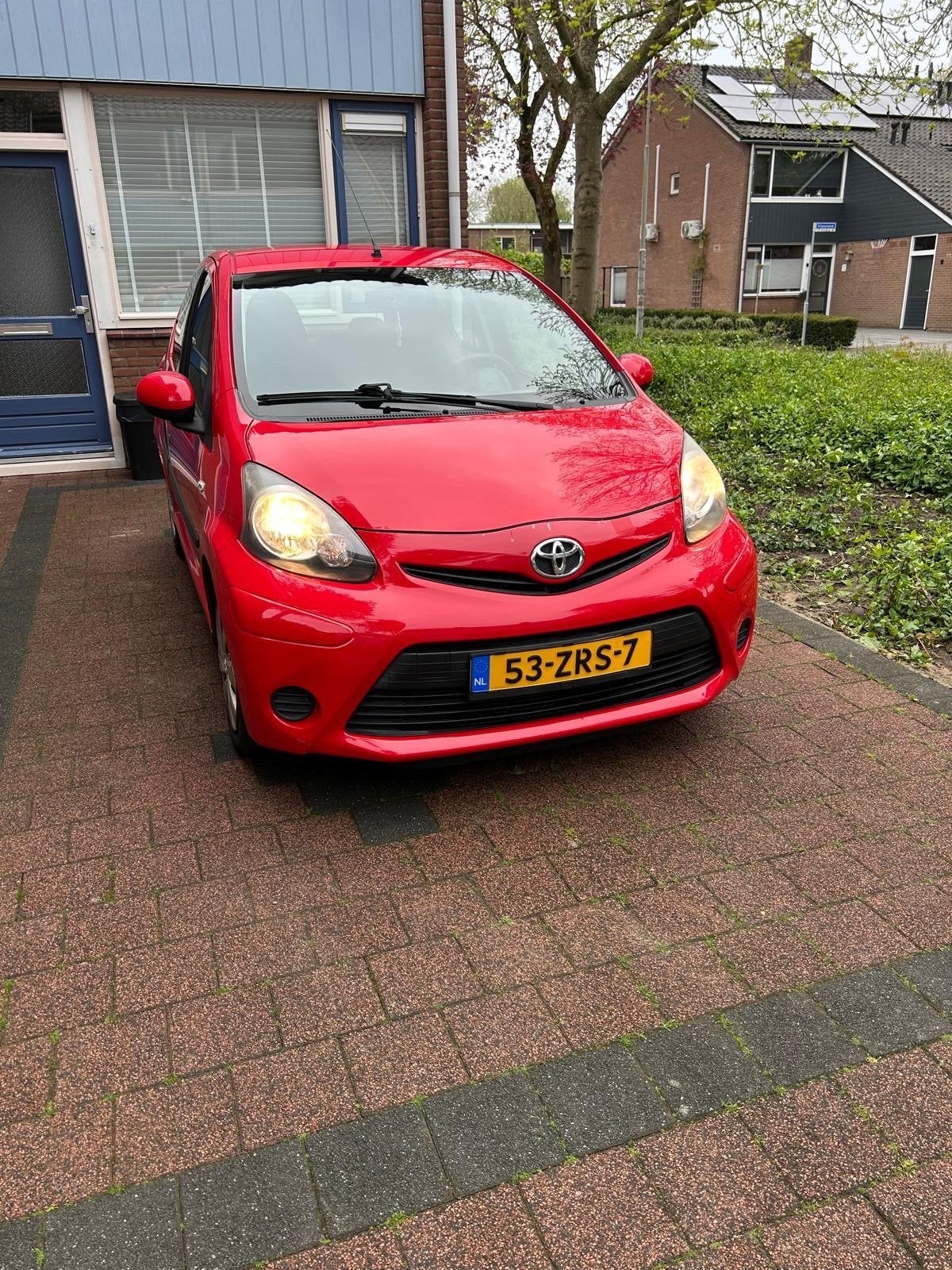 Toyota Aygo 1.0 12V Vvt-i 5DRS 2012 Rood, Voorwielaandrijving, 4 stoelen, Handgeschakeld, Particulier