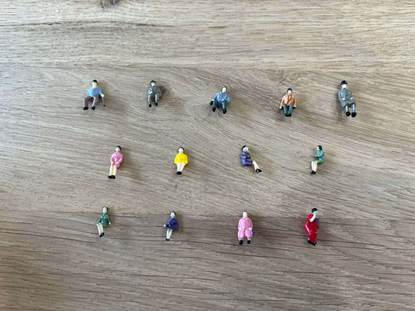 H0 Passagiers / Zittende Figuren / Poppetjes Set 2 ( 1:87 ), Hobby en Vrije tijd, Modeltreinen | H0, Overige merken, Gelijkstroom of Wisselstroom
