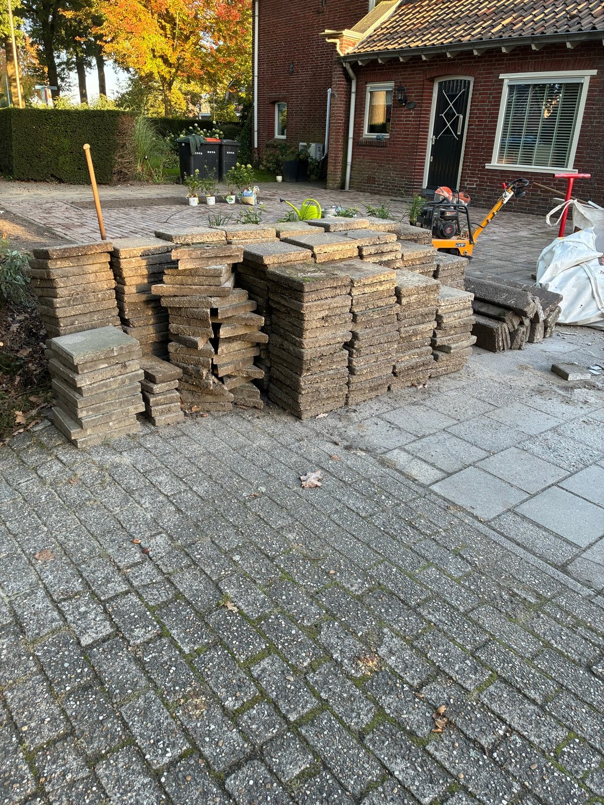 Gebruikte betontegels en opsluitbanden, Ophalen, Gebruikt, 10 m² of meer, Beton