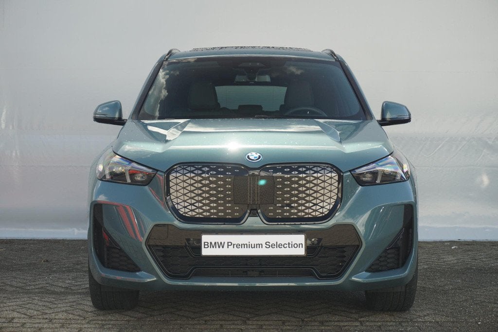 BMW iX1 eDrive20 M Sport Pro | Harman Kardon / Panoramadak /, Auto's, BMW, Met garantie (alle), 204 pk, SUV of Terreinwagen, Elektrische stoelverstelling