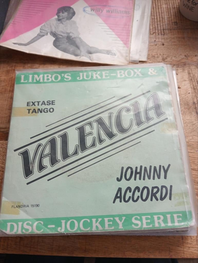 Johnny accordi - valencia, Ophalen of Verzenden, Zo goed als nieuw, Nederlandstalig