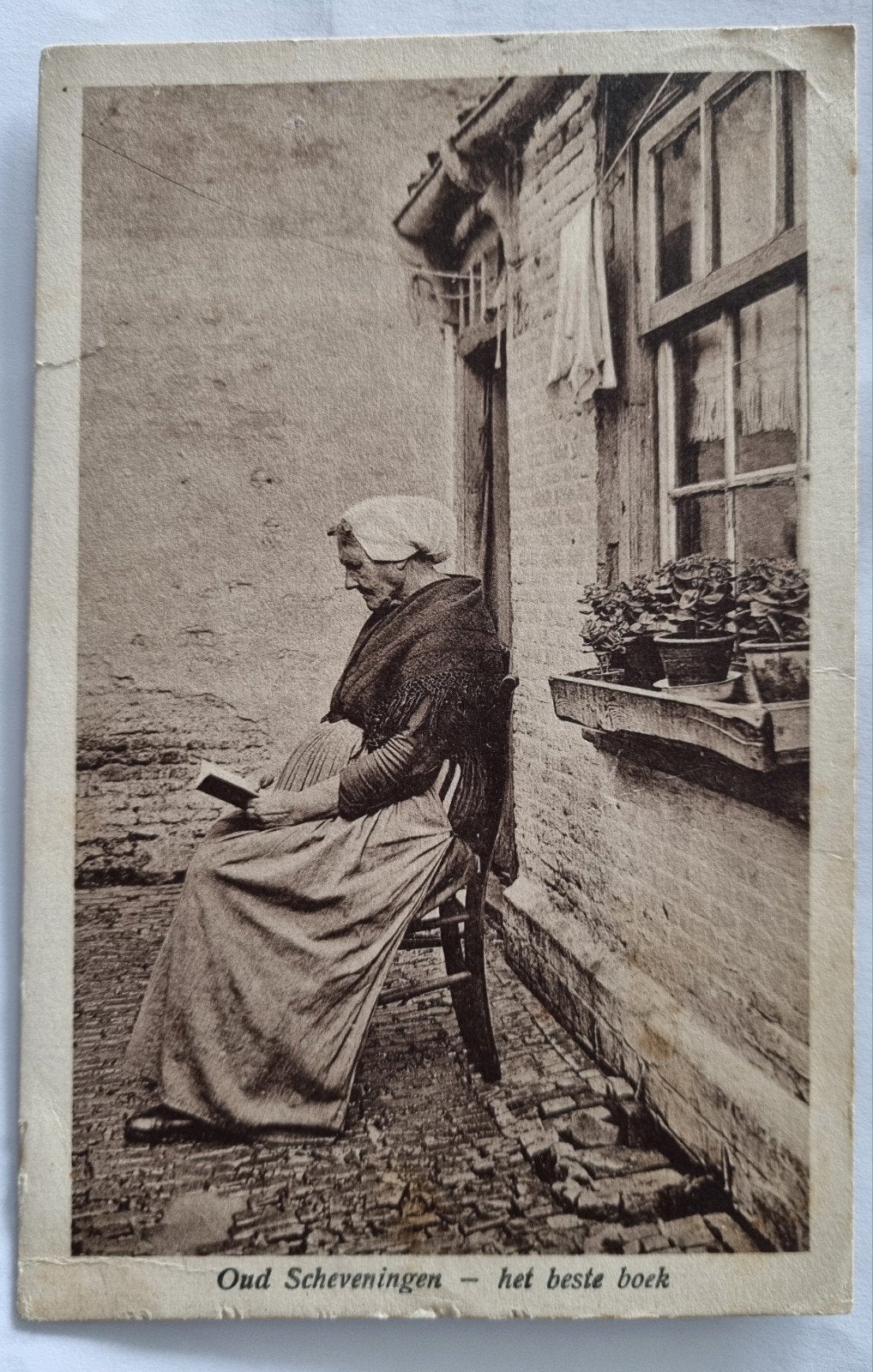 47)Vrouw in oud Scheveningse klederdracht, Ophalen of Verzenden, Voor 1920, Gelopen, Klederdracht