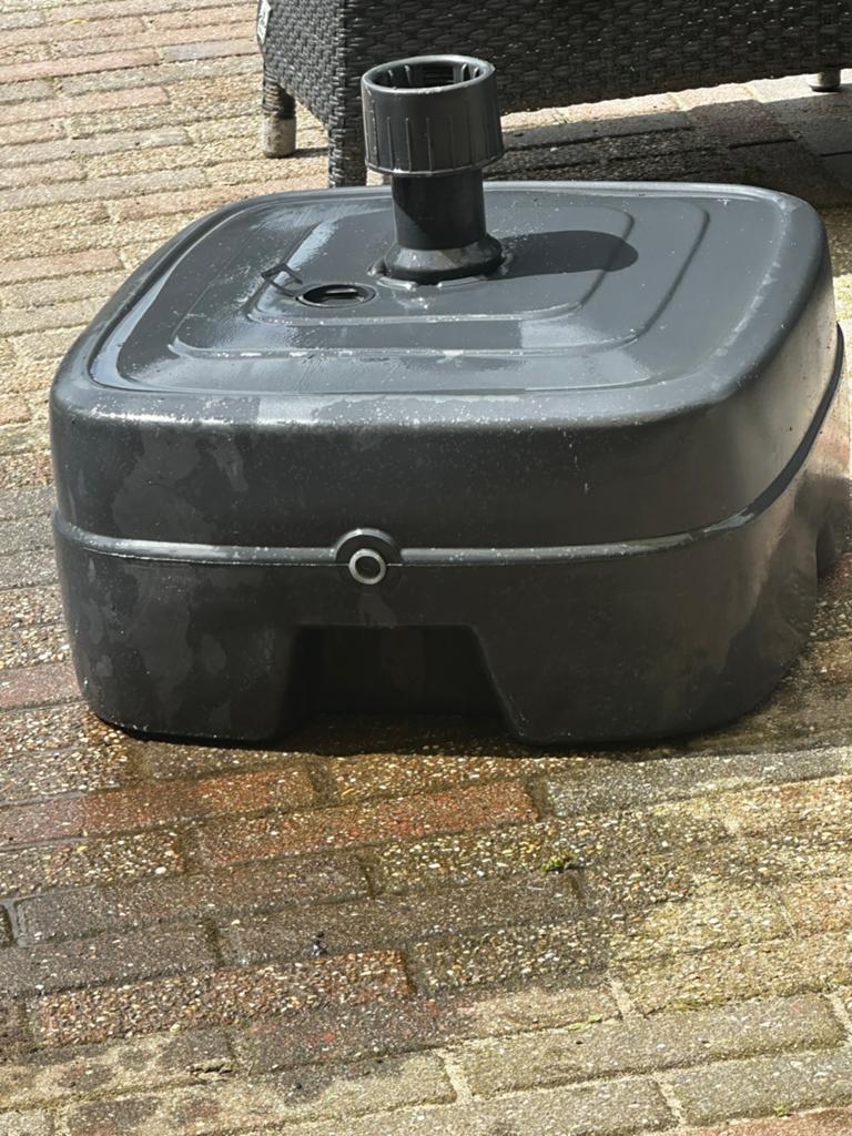 Parasolvoet zwart, vulbaar met water of zand, Tuin en Terras, Parasols, Ophalen, Gebruikt, Minder dan 1 meter, Parasolvoet