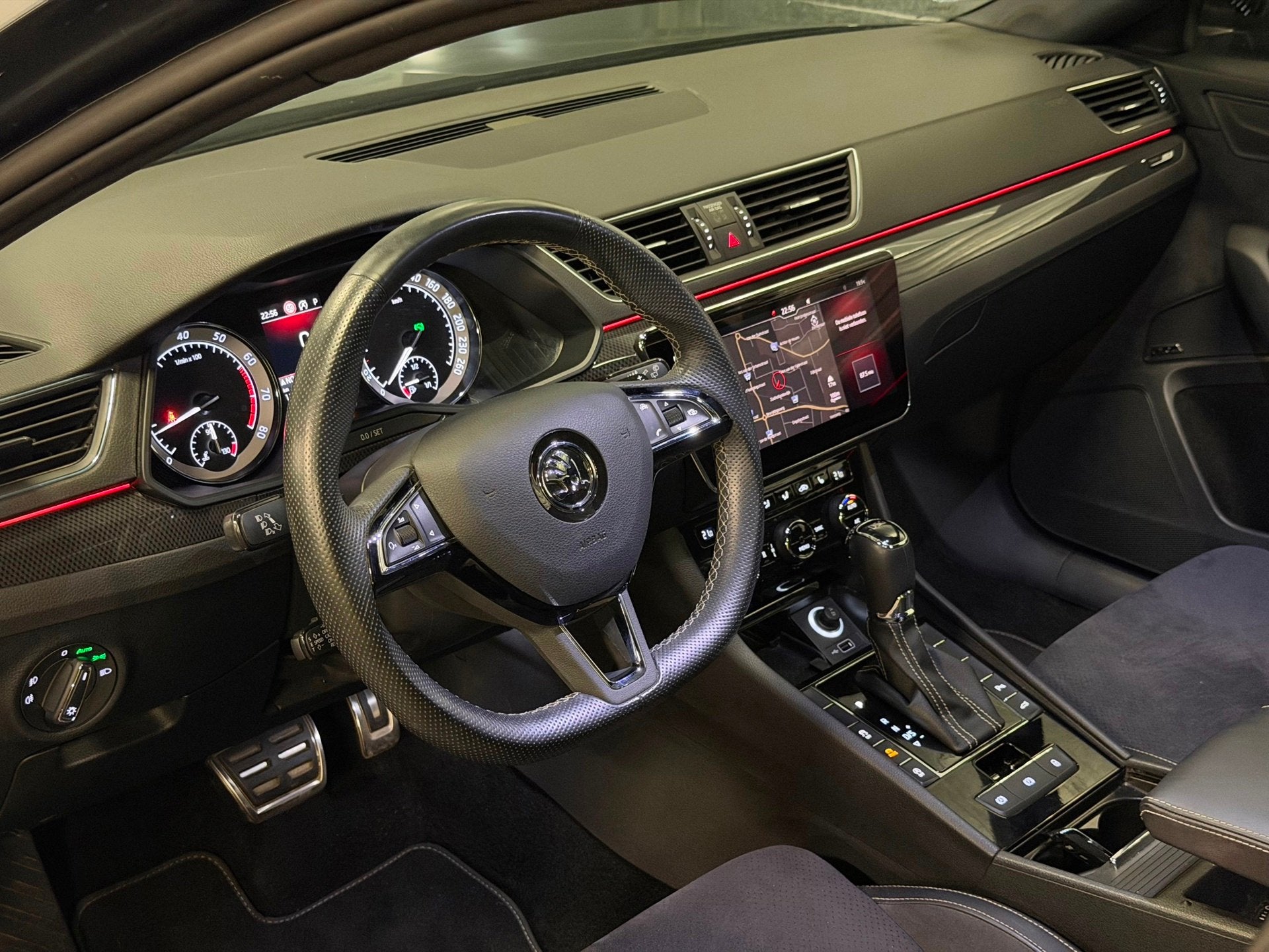 Skoda Superb Combi 2.0 TSI SportLine LED/NAVI/PANO/SFEERV/CA, Auto's, Gebruikt, 4 cilinders, 1984 cc, Origineel Nederlands