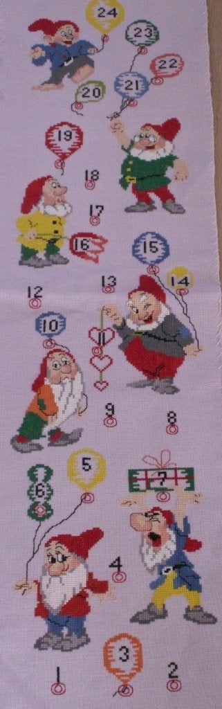 Prachtig hand geborduurd wandkleed zeven dwergen adventskale, Ophalen of Verzenden, Nieuw, Patroon