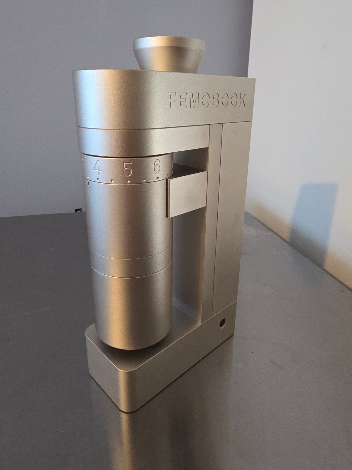 Femobook A4Z  grinder (Champagne gold / silver), Overige modellen, Zo goed als nieuw, 1 kopje, Koffiebonen