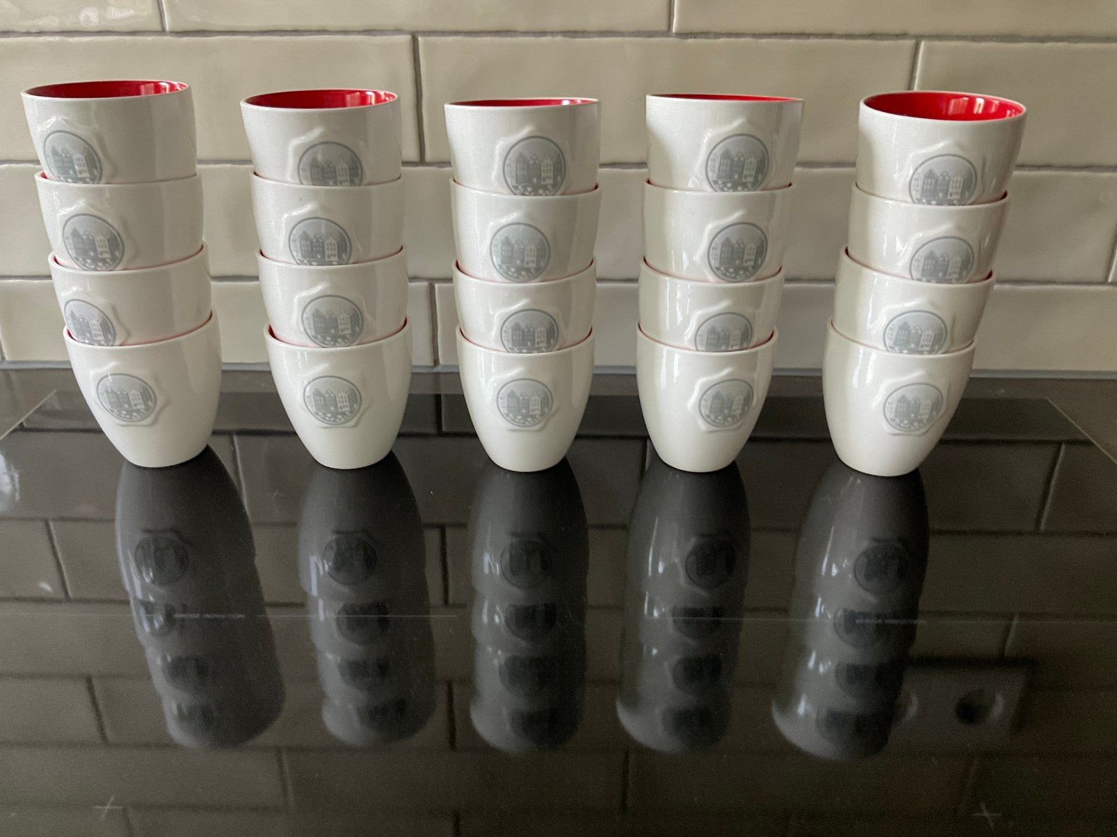 Postcodeloterijmokjes, wit met dieprode binnenkant, 20 stuks, Huis en Inrichting, Keuken | Servies, Keramiek, Ophalen of Verzenden