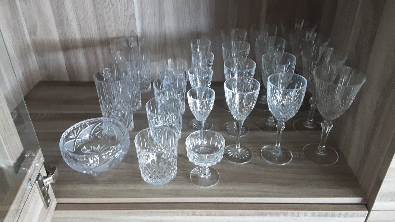 Glazen set kristal, Ophalen