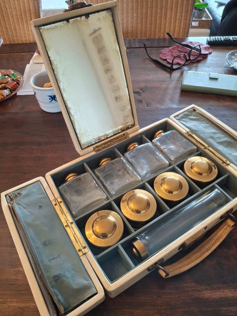 reisnecessaire koffertje voor toiletartikelen jaren 20, zie, Ophalen of Verzenden