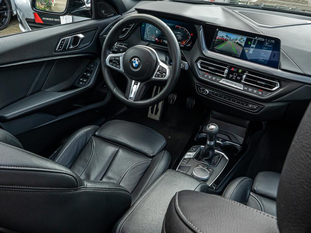 BMW 1-serie 118i Corporate High Exe M-Sport ORG NL PANO HARM, Gebruikt, Zwart, Bedrijf, Handgeschakeld
