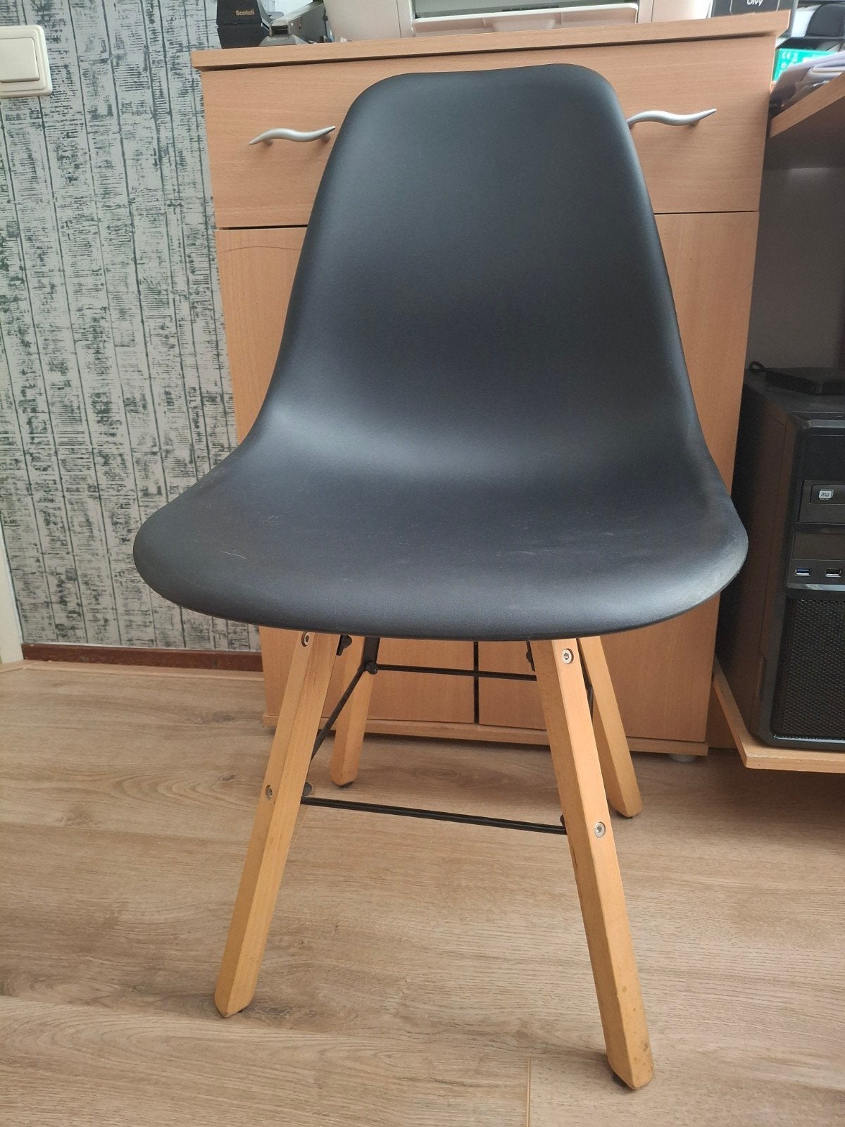 2 Kuipstoelen zwart kunstof met houten poten
Metaal tussens, Huis en Inrichting, Stoelen, Ophalen, Twee, Hout, Zwart