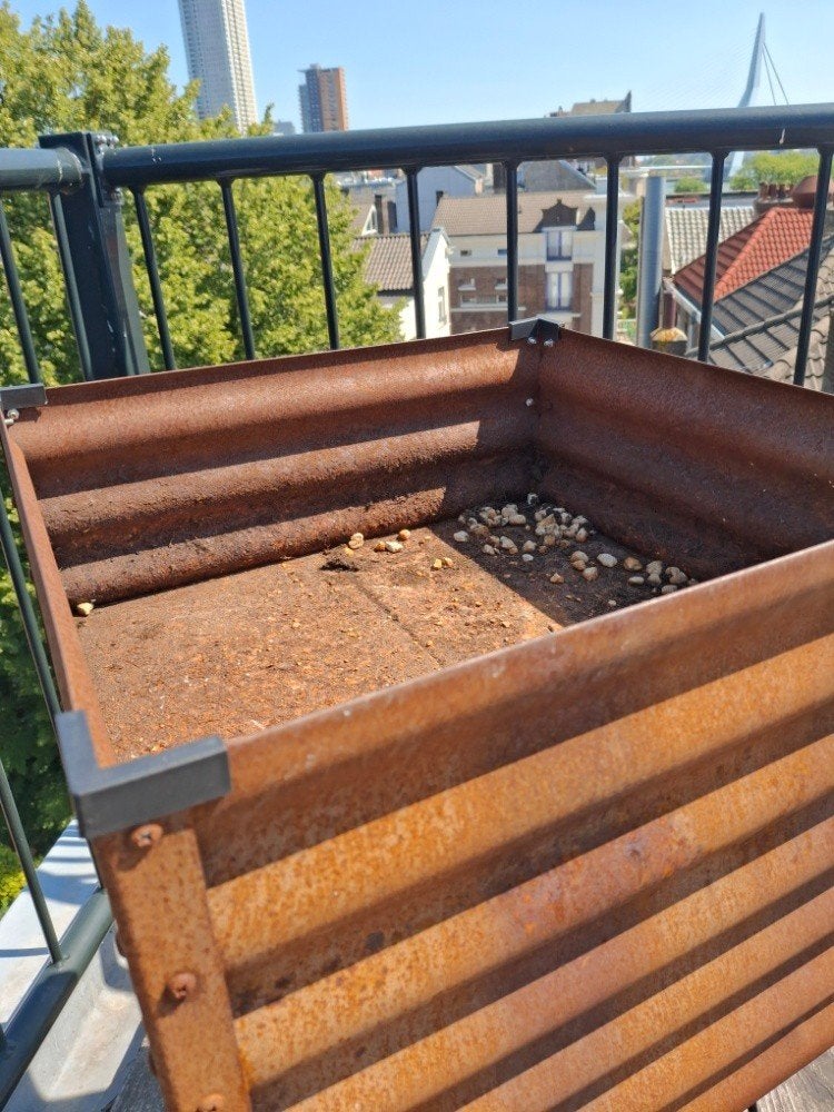 Gratis: Metalen plantenbak / kweekbak op poten, Ophalen, Gebruikt, Overige metalen